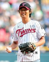 组图：韩星安在旭为棒球赛开球 病后首亮相