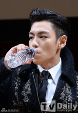 组图：TOP宣传《同窗生》 与金有贞亲密互动