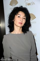 组图：张曼玉亮相巴黎 复古裙装时尚大气