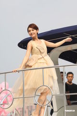 组图：杨丞琳游艇上宣传新碟 粉嫩装扮如甜美公主