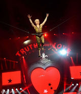 组图：P!nk高空倒吊演唱 与舞伴激情肉搏