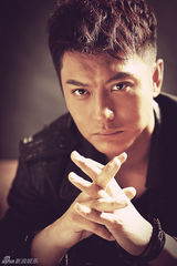 组图：侯京健复古写真 展现忧郁文艺气质