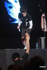 高清组图：卢广仲香港红馆开唱 自曝即将探访非洲