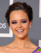 高清组图：格莱美红毯 Shaila Durcal绣花紫裙