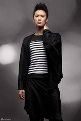 组图：巫迪文EP写真曝光 大方裸露“健康男色”