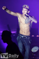 组图：朴宰范INFINITE等热唱PEPSI演唱会