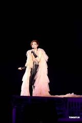 高清图：郑秀文台湾再度开唱 穿婚纱大唱许志安名曲