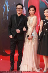 组图：郑中基胡子拉碴型男范 娇妻余思敏秀深V