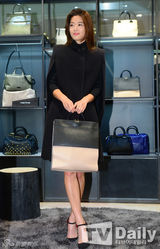 组图：全智贤着黑风衣亮相活动 棕发飘逸显洋气