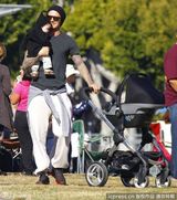 组图：贝克汉姆户外当模范奶爸 维多利亚在旁看护 