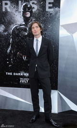 组图：贝尔和哈迪携妻甜蜜亮相《蝙蝠侠》首映