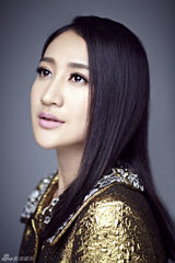 组图：曾泳醍硬糖气质写真 眼神魅惑女王范足