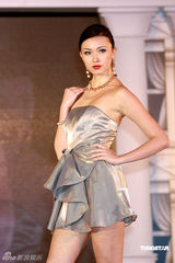 幻灯图：熊黛林超短裙装性感亮相 不慎露底走光