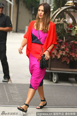 组图：阿尔芭桃红拼接裙养眼迷人