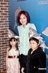 幻灯图：杨千嬅称心中一姐是梅艳芳 近期不会生小孩