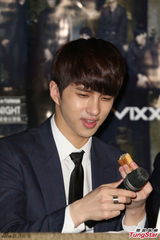 组图：吸血鬼男团VIXX袭台 任评审和粉丝比实力