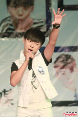 组图：三位小“鸟叔”助阵发布会 大秀骑马舞