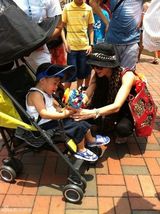 组图：Lucas8月2日5周岁 张柏芝携二子游乐场庆生