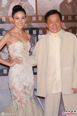 组图：成龙白衣亮相红毯 轻搂女伴小蛮腰