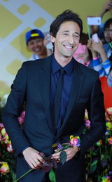 组图：北影节闭幕红毯 章子怡灿笑巩新亮夸张