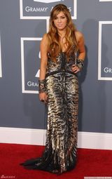 高清图：格莱美红毯 麦莉-塞勒斯演绎兽纹狂野