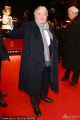 组图：群星亮相闭幕红毯秀 着装低调显黯淡