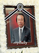 幻灯图：崔佛岩金美花吊唁已故搞笑明星白南峰