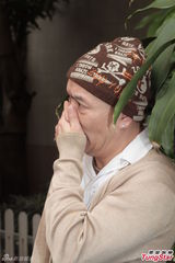 组图：胞弟哭诉张卫健趁病谋财欠两千万