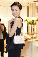 组图：董洁黑色短裙亮相活动为品牌剪彩