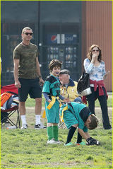 组图：格温史蒂芬妮与丈夫遛狗 挺大肚悠然自得