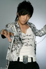 幻灯图集：李炳辰优质型男帅气写真 洋溢活力风采