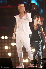 组图：韩庚个唱上演万人大合唱 与女舞者挑逗热舞