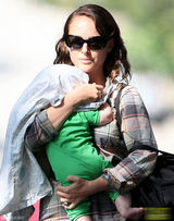 高清图：辣妈娜塔莉-波特曼出行 儿子首度曝光