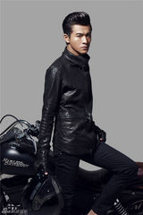 组图：乔振宇化身机车型男 黑色夹克酷范儿十足