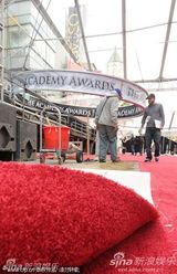 组图：奥斯卡会场紧张布置中 工人铺设红毯