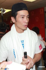 组图：佘诗曼陈豪新剧试造型 羞谈各自绯闻对象