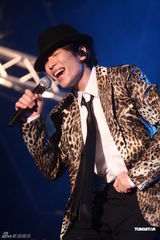 组图：萧敬腾豹纹西装百货开唱 祝福金曲入围歌手