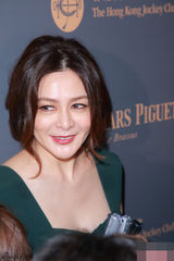 组图：关之琳出席爱彼女皇杯庆祝派对显老态