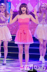 组图：神话新曲夺冠吻奖杯 SHINee钟铉银发回归