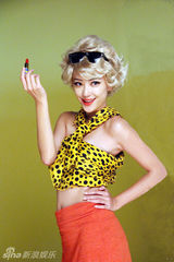 组图：应采儿波普时尚大片金发红唇俏丽魅惑