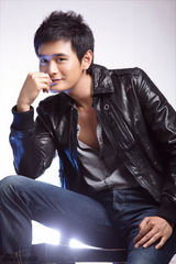 组图：王雨皮衣写真帅气逼人 硬朗随性展魅力