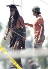 组图：德普半裸现身《独行侠》片场 造型雷人