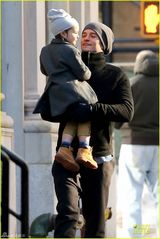 组图：奥兰多带子出街骑大马 小弗林吐舌卖萌