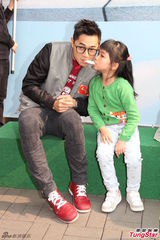 组图：郭晋安旅行看烟花 郑俊弘为闯歌坛做准备