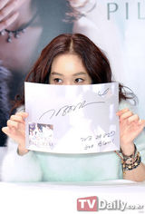 组图：韩星郑丽媛办签名会亲切随和甜美卖萌