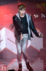 组图：韩团SHINee新专辑回归首唱疯狂火爆