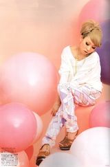 组图：辣妈幸田来未粉红写真 梦幻妆容少女气质