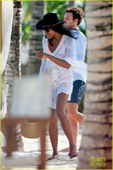 组图：黑珍珠坎贝尔性感亮相派对 高叉裙秀长腿