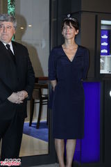 组图：苏菲玛索露排骨胸 嘟嘴搞怪获品牌高层吻手