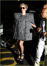 组图：Lady Gaga穿高科技衣服边走边吐泡泡